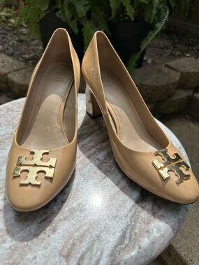 Tory Burch Patent Leather Block Heel Pumps in Beige with Gold Logo